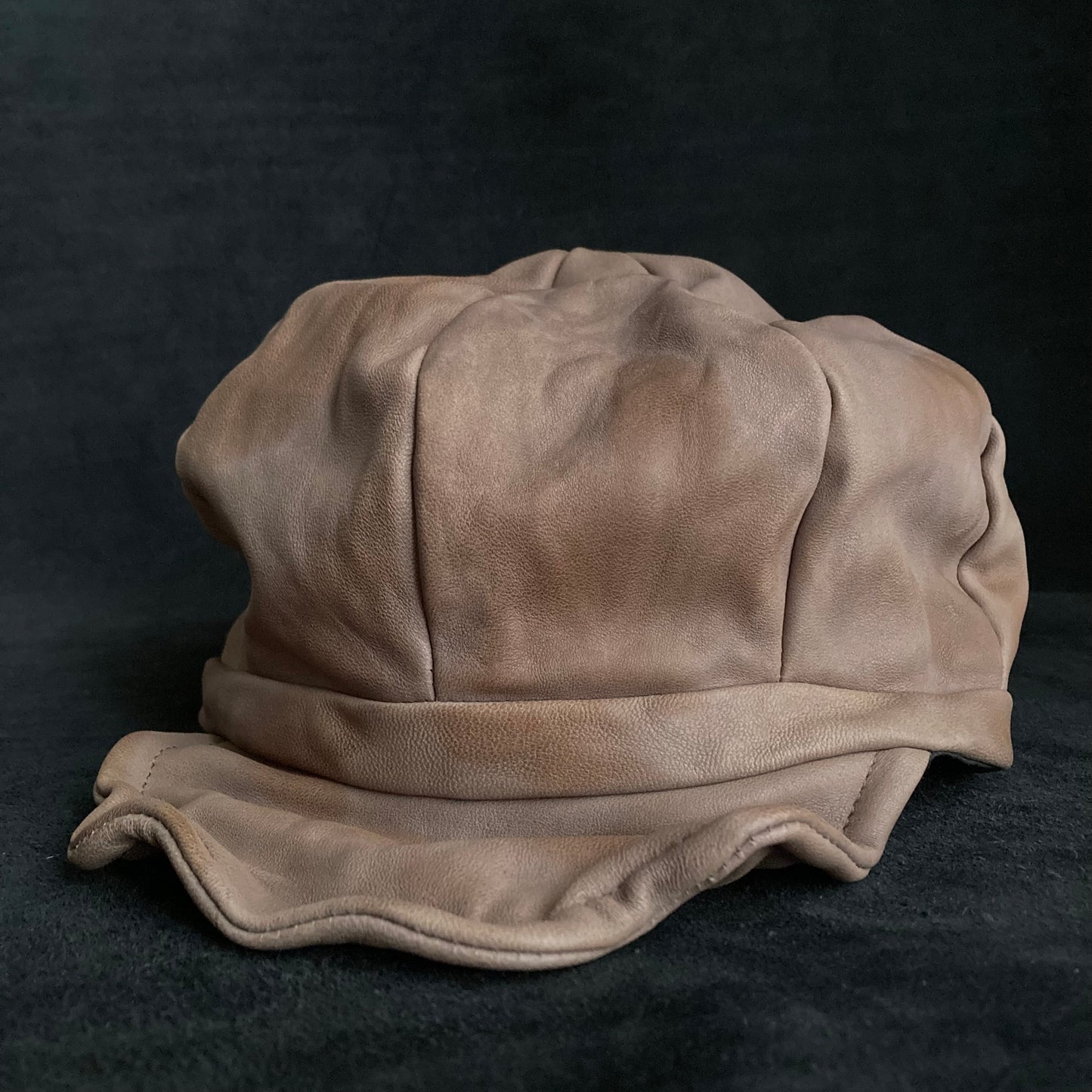 Uneven dyeing light brown leather casquette