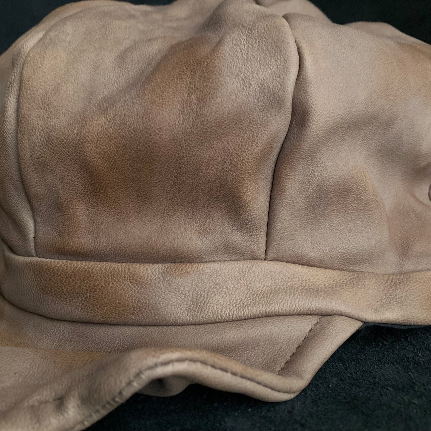 Uneven dyeing light brown leather casquette