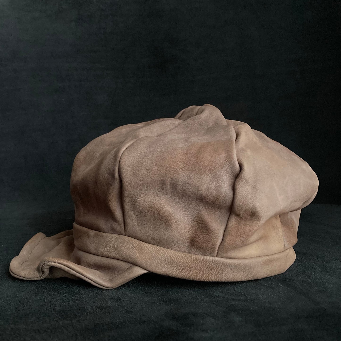 Uneven dyeing light brown leather casquette