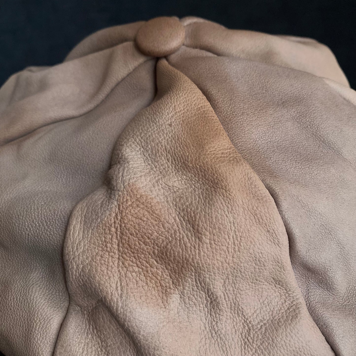 Uneven dyeing light brown leather casquette