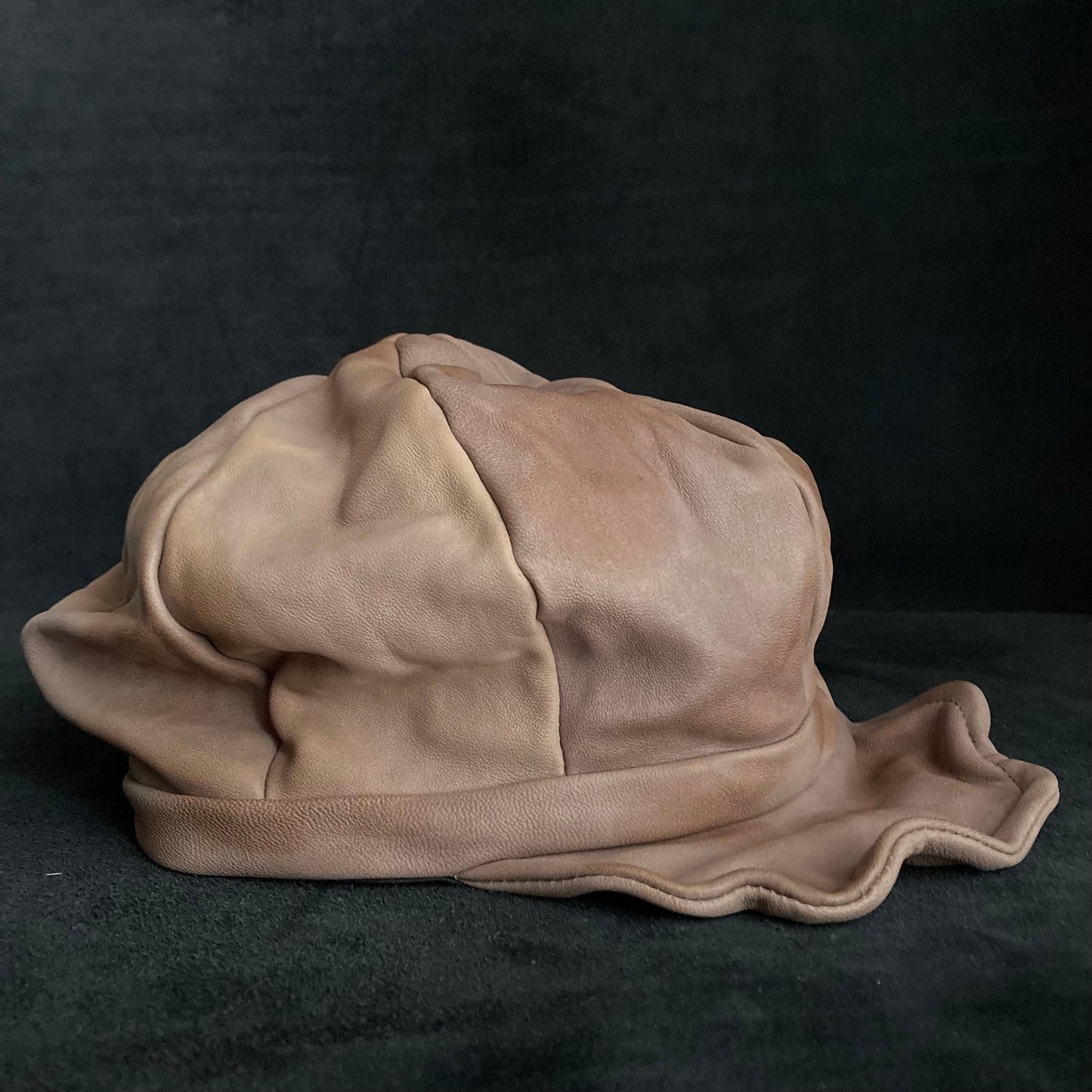 Uneven dyeing light brown leather casquette