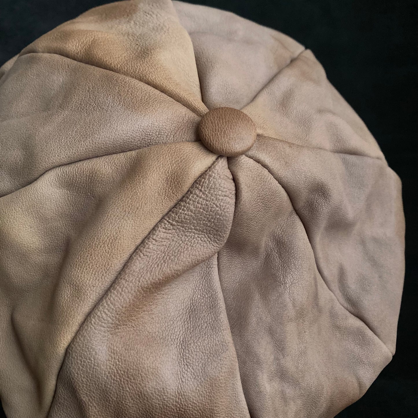 Uneven dyeing light brown leather casquette