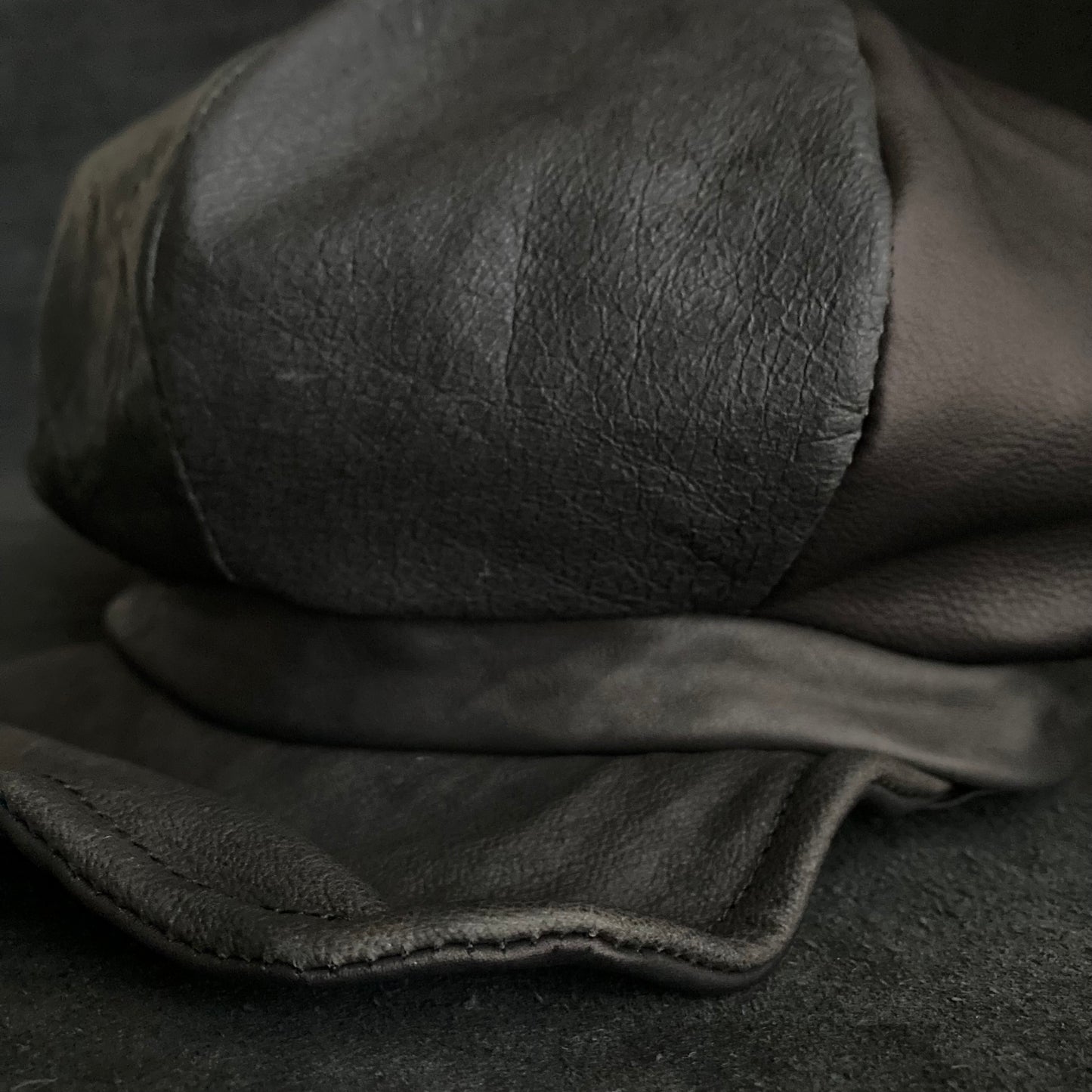 Feel various black/gray leathers casquette