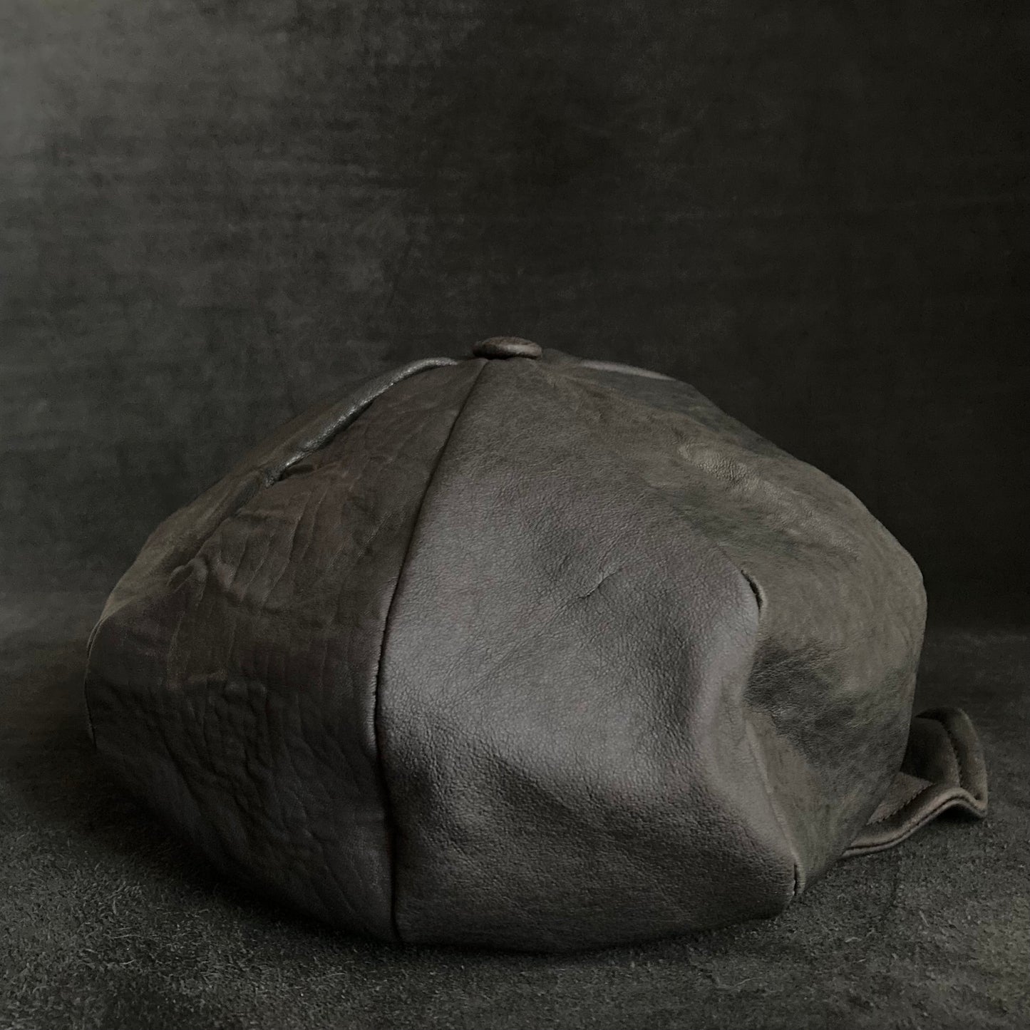 Feel various black/gray leathers casquette