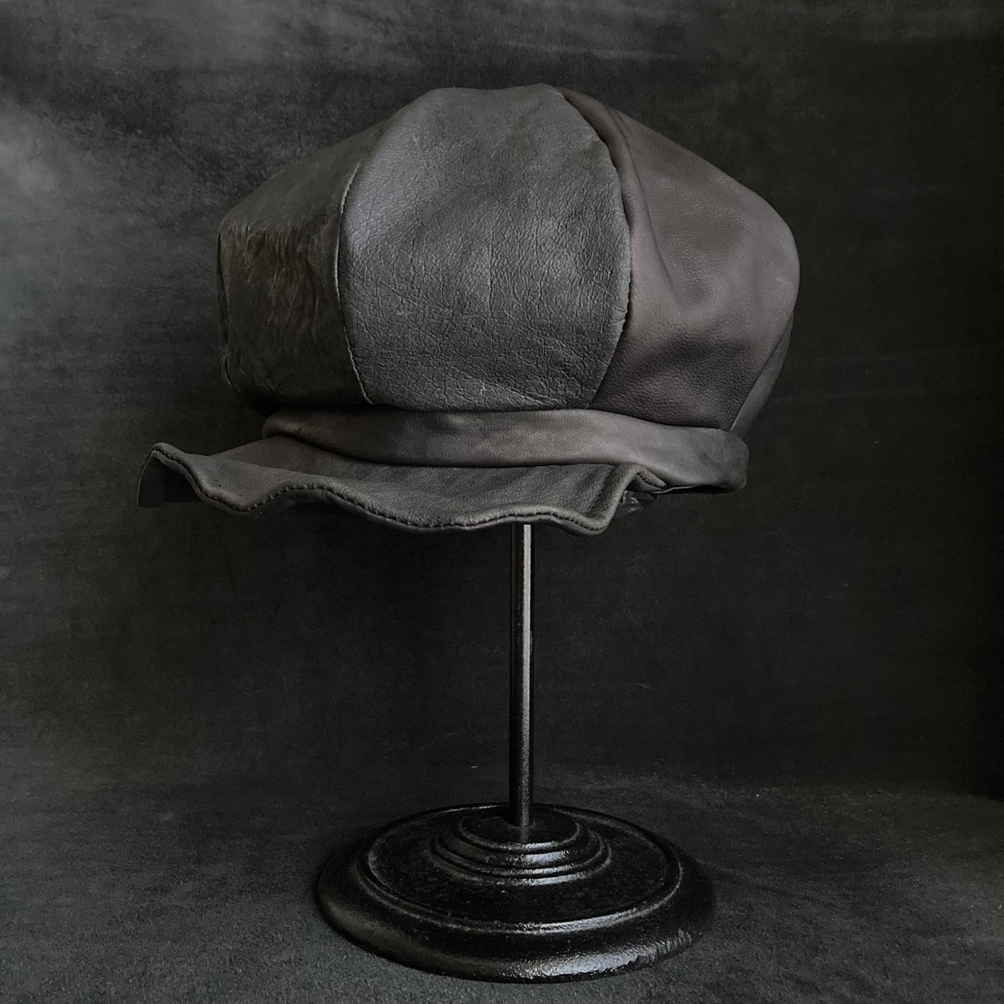Feel various black/gray leathers casquette