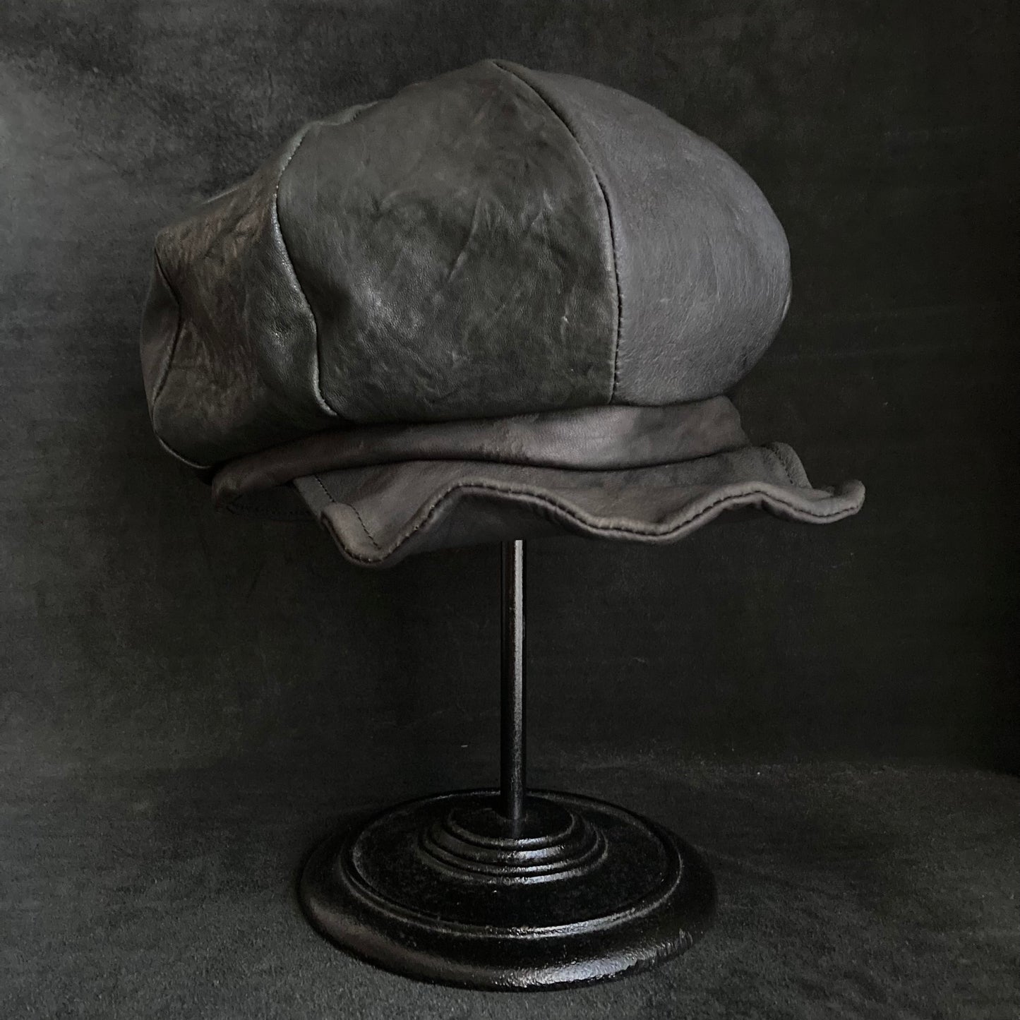 Feel various black/gray leathers casquette