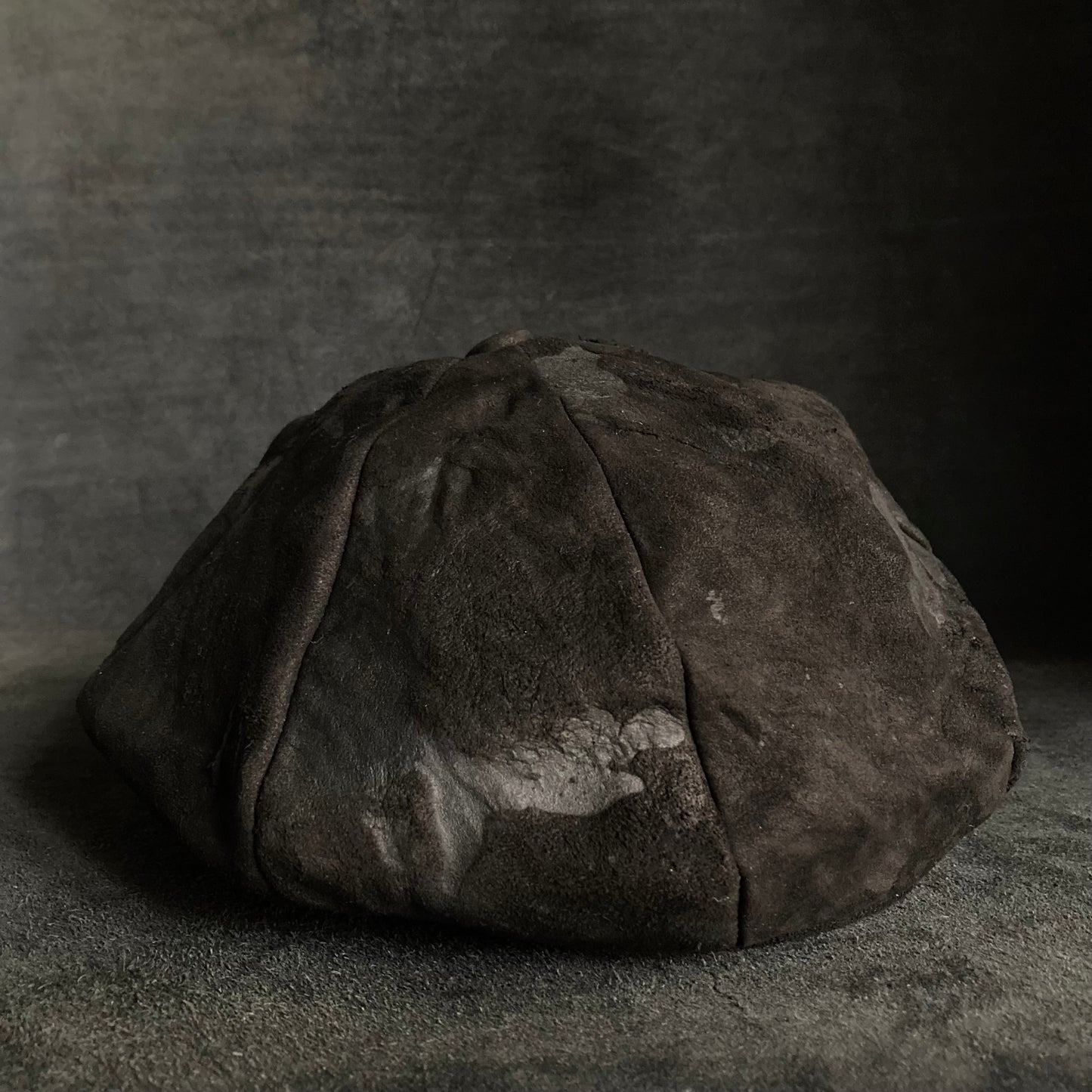 Floor bleached leather casquette