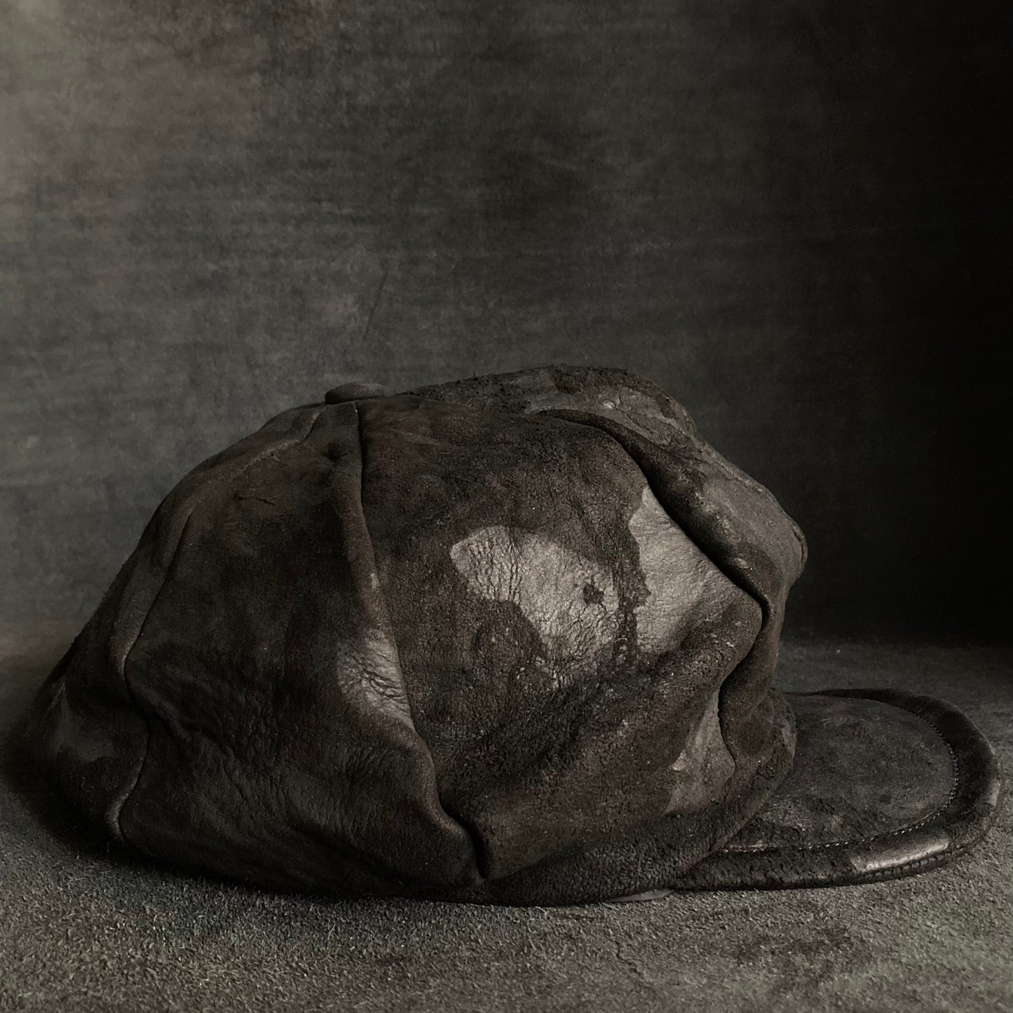Floor bleached leather casquette