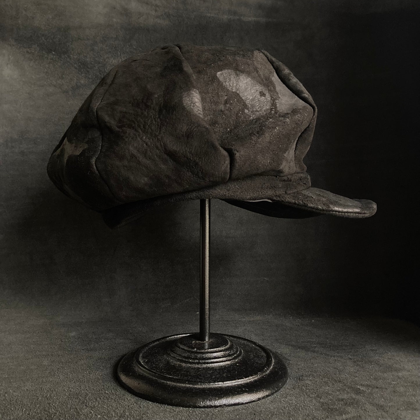 Floor bleached leather casquette