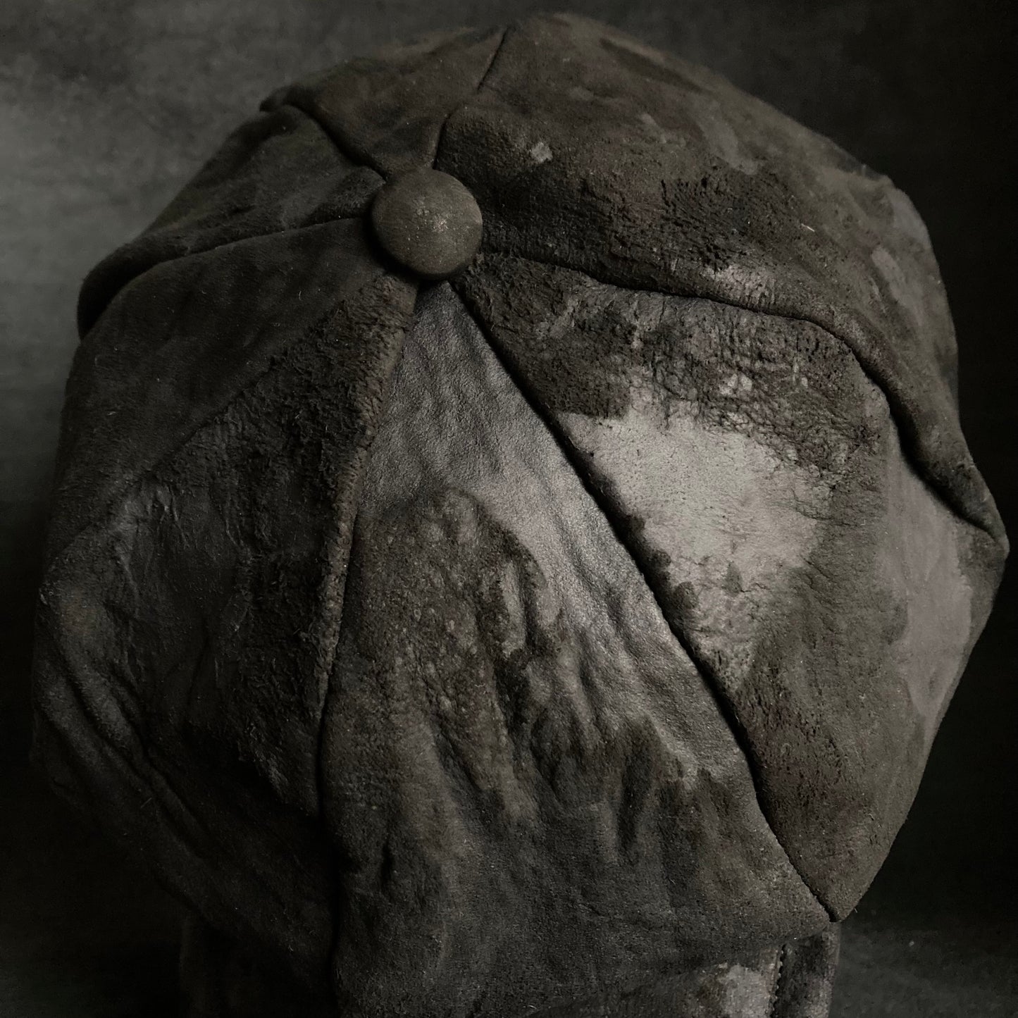 Floor bleached leather casquette