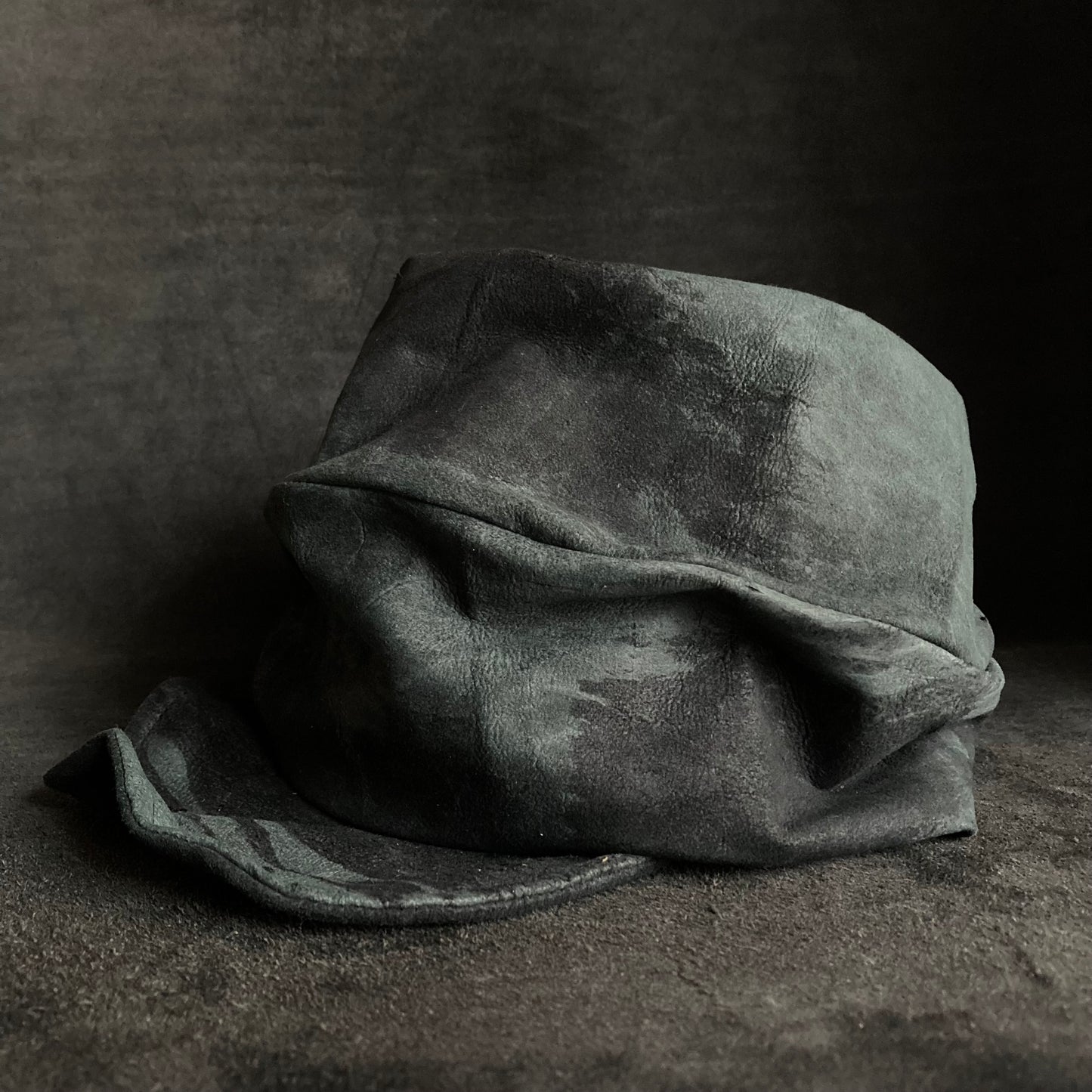 Lake leather stitch turn cap