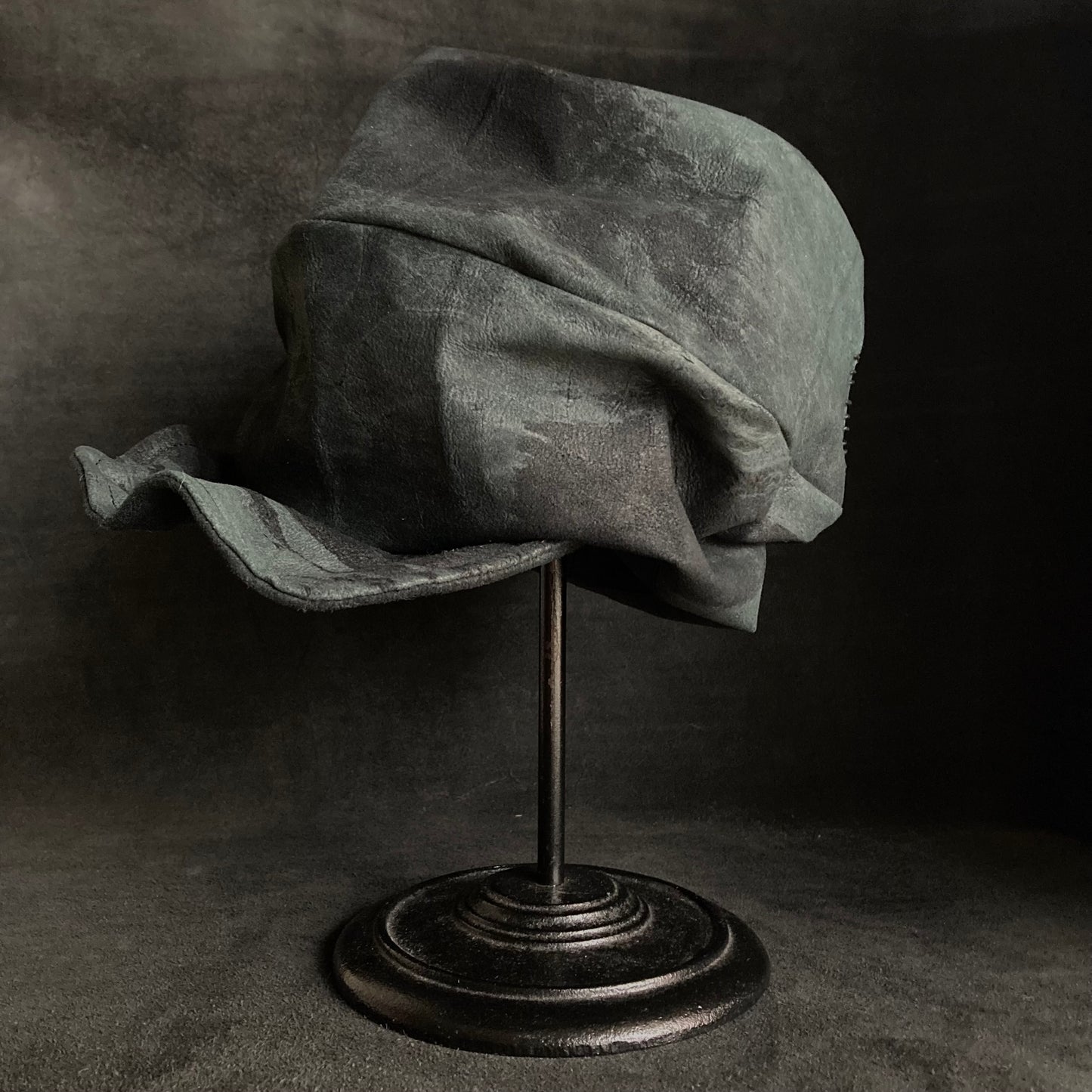 Lake leather stitch turn cap