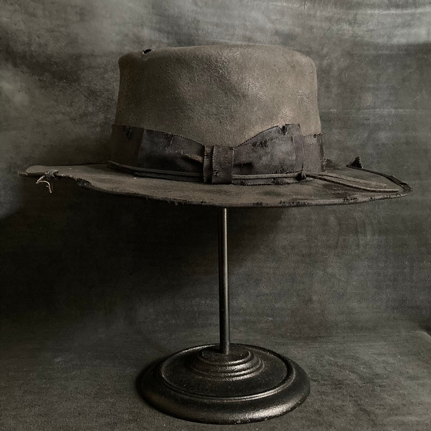 Charcoal grosgrain damage flat hat