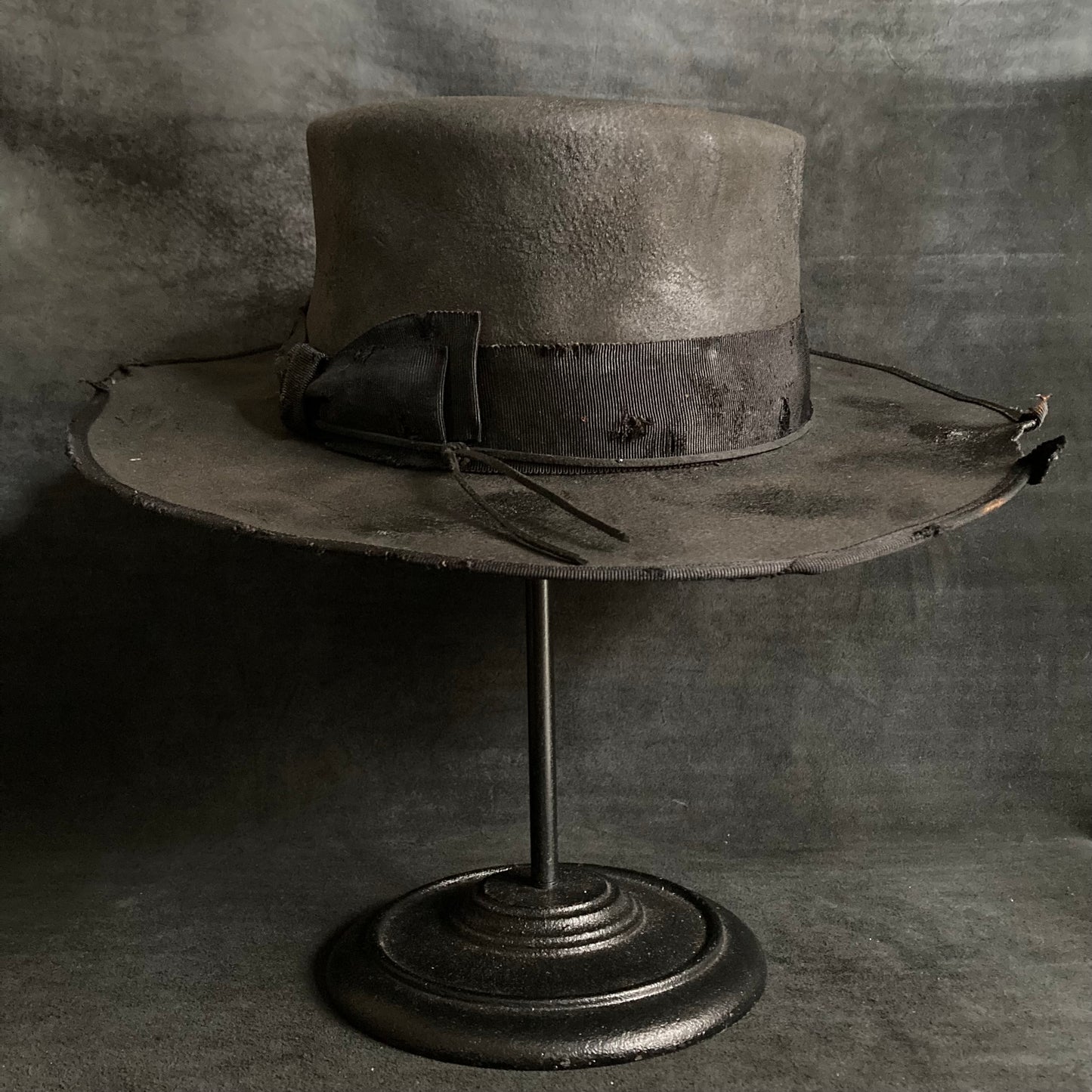 Charcoal grosgrain damage flat hat