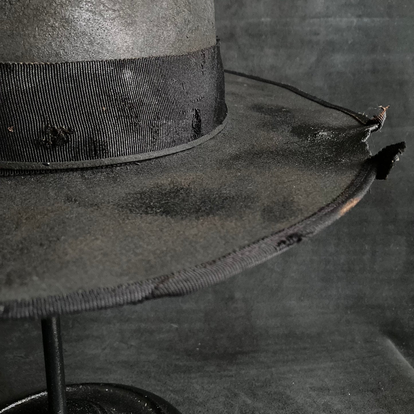 Charcoal grosgrain damage flat hat